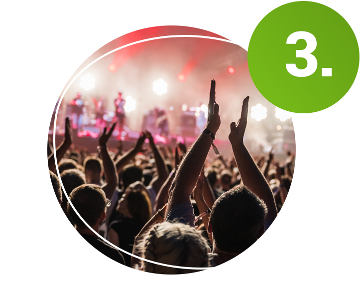 Menschen jubeln bei einem Konzert.