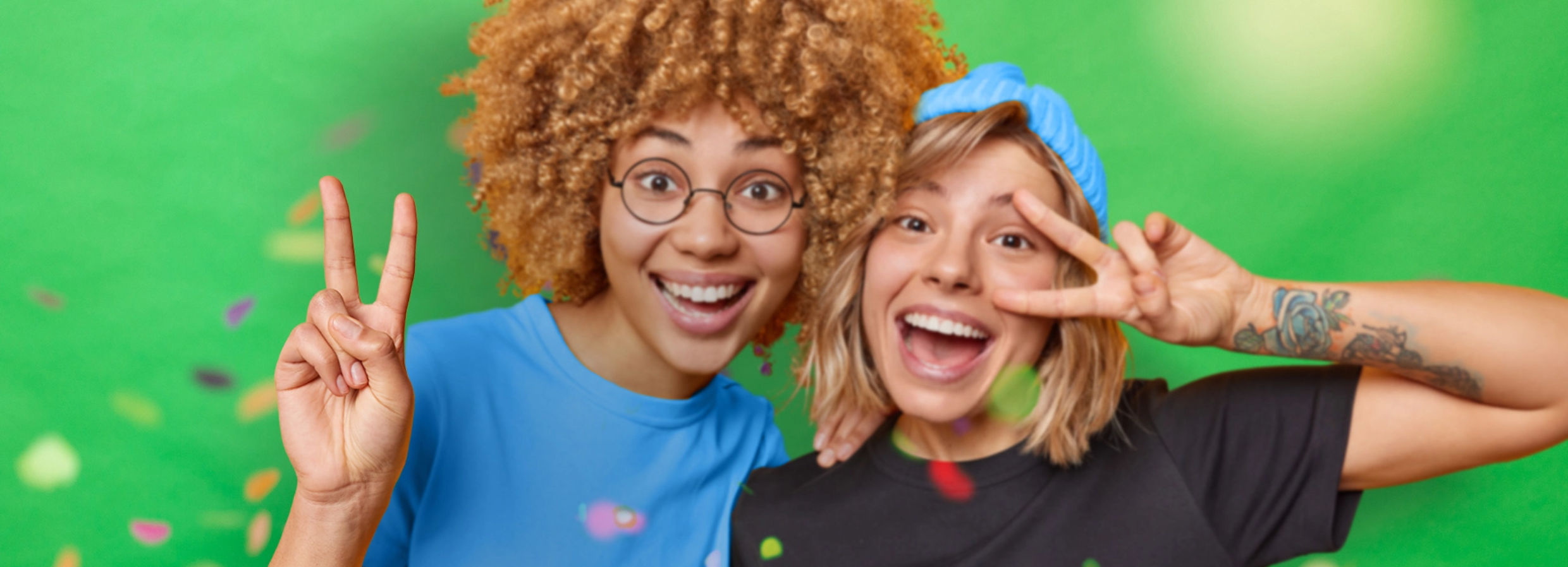 Zwei Teenager feiern mit dem VRT.