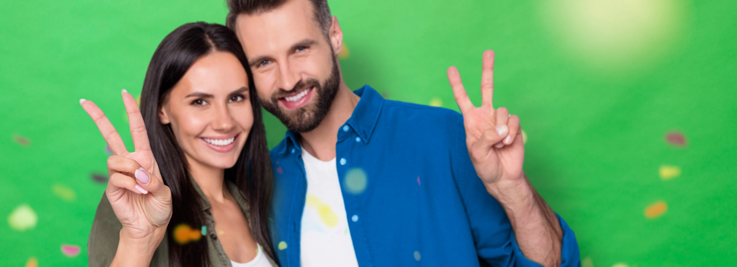 EIn Pärchen feiert mit dem VRT.